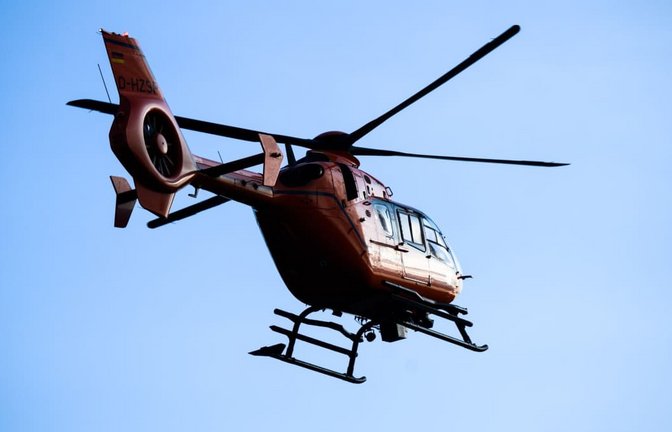 Ein Rettungshubschrauber brachte das Kind noch in eine Spezialklinik.<span class='image-autor'>Julian Stratenschulte/dpa</span>