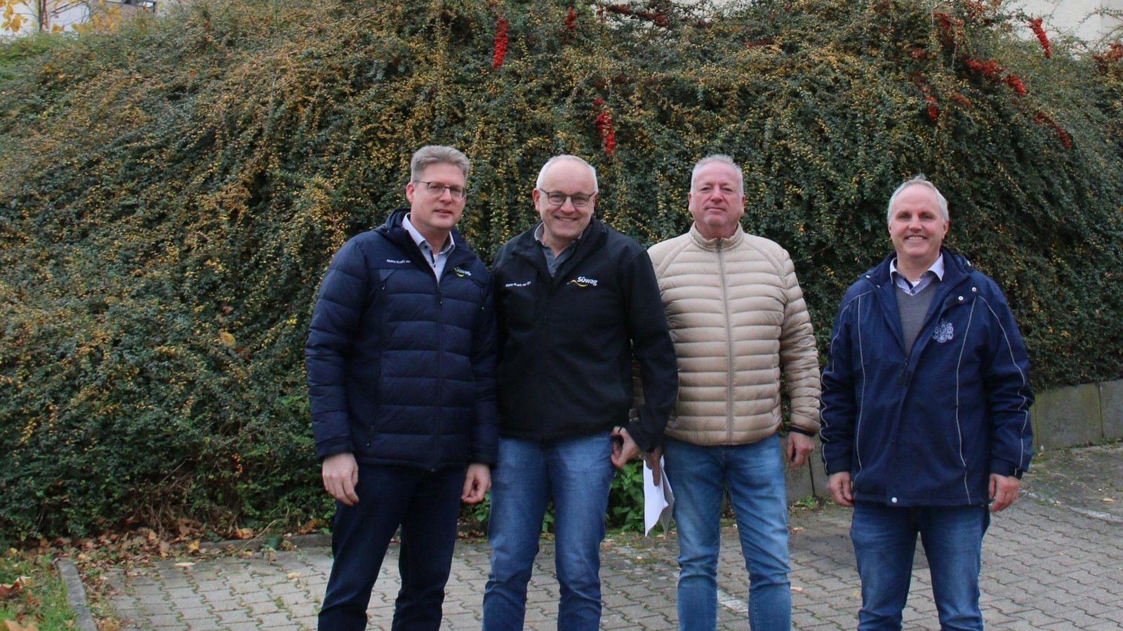 Nahwärme für das Kaiserfeld: von links Andreas Föll und Jürgen Hagenlocher von Süwag, Hausverwalter Matthias Kups und Rüdiger Beck. Fotos: Bögel Nahwärme für das Kaiserfeld: von links Andreas Föll und Jürgen Hagenlocher von Süwag, Hausverwalter Matthias Kups und Rüdiger Beck. Fotos: Bögel
