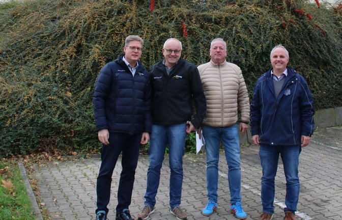 Nahwärme für das Kaiserfeld: von links Andreas Föll und Jürgen Hagenlocher von Süwag, Hausverwalter Matthias Kups und Rüdiger Beck. <span class='image-autor'>Fotos: Bögel</span>