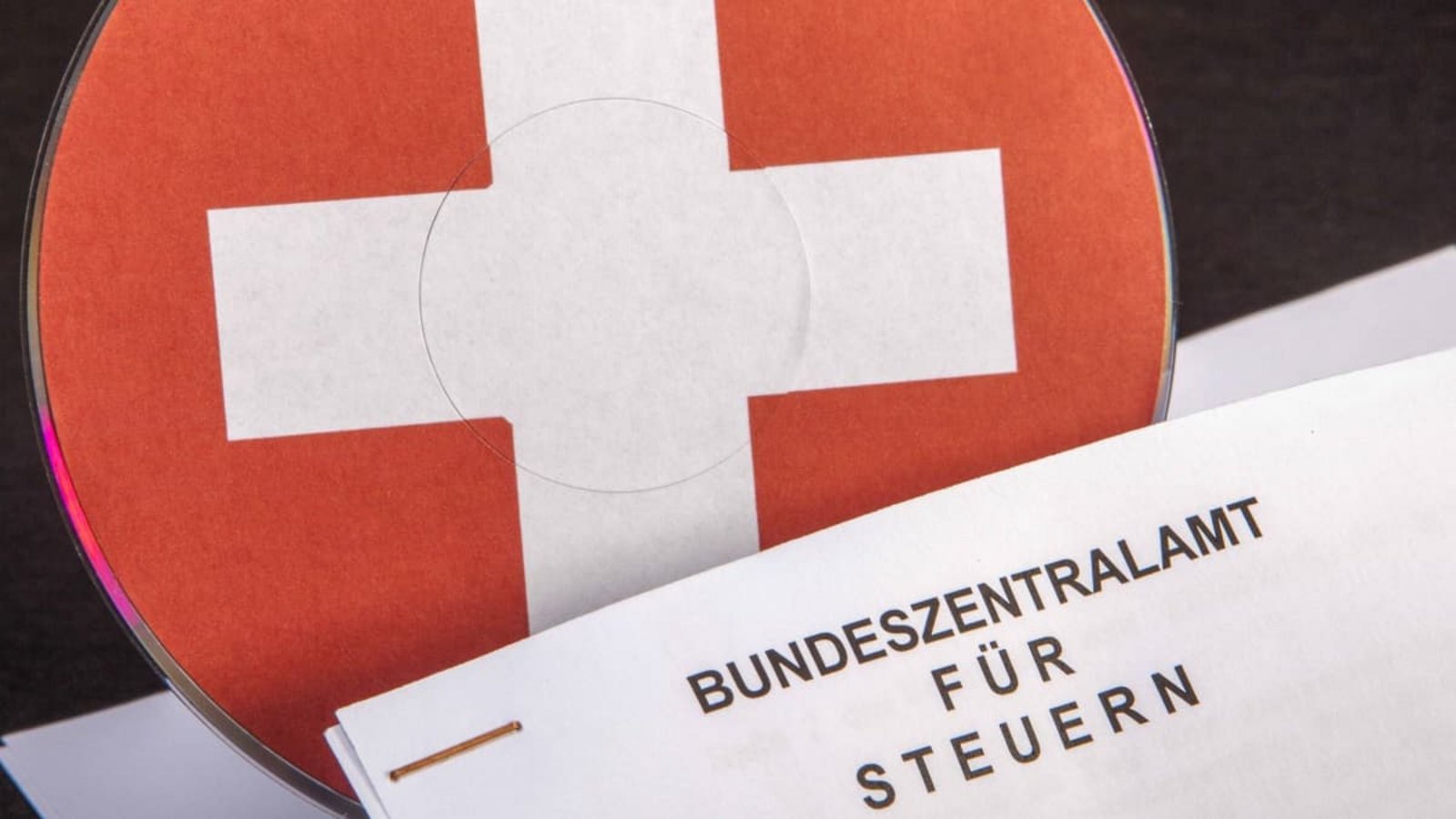 Die Schlinge zieht sich zu: Konten in der Schweiz sind nicht mehr ohne Weiteres erlaubt.imago images/Roland Mühlanger