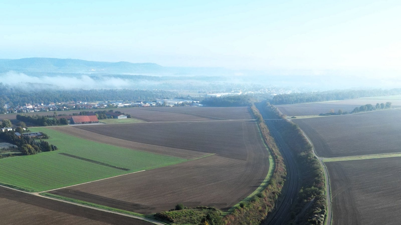 Entlang der Schienen südlich von Kleinglattbach soll der Solarpark entstehen. Archivfoto: VKZ/Küppers