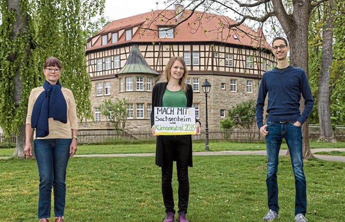 Bettina und Matthias Schlegel vor dem Wasserschloss in Sachsenheim. Die beiden haben die Initiative Sachsenheim – klimaneutral gestartet. Links Mitstreiterin Dorothee Schoch.  Foto: Pangerl