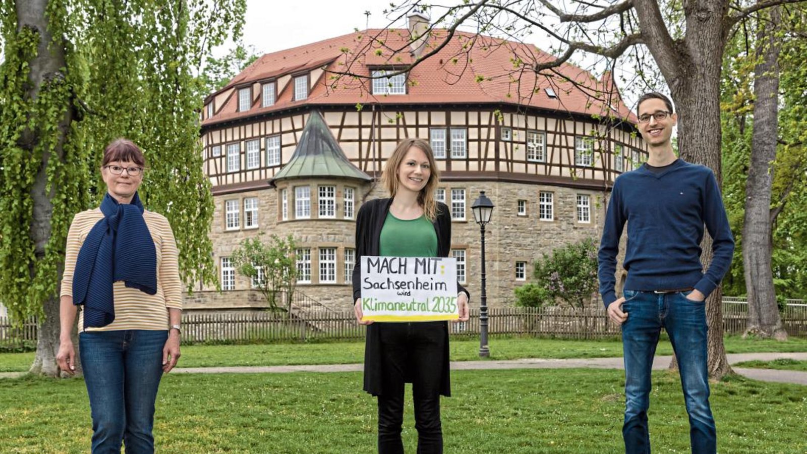 Bettina und Matthias Schlegel vor dem Wasserschloss in Sachsenheim. Die beiden haben die Initiative Sachsenheim – klimaneutral gestartet. Links Mitstreiterin Dorothee Schoch. Foto: Pangerl Bettina und Matthias Schlegel vor dem Wasserschloss in Sachsenheim. Die beiden haben die Initiative Sachsenheim – klimaneutral gestartet. Links Mitstreiterin Dorothee Schoch. Foto: Pangerl