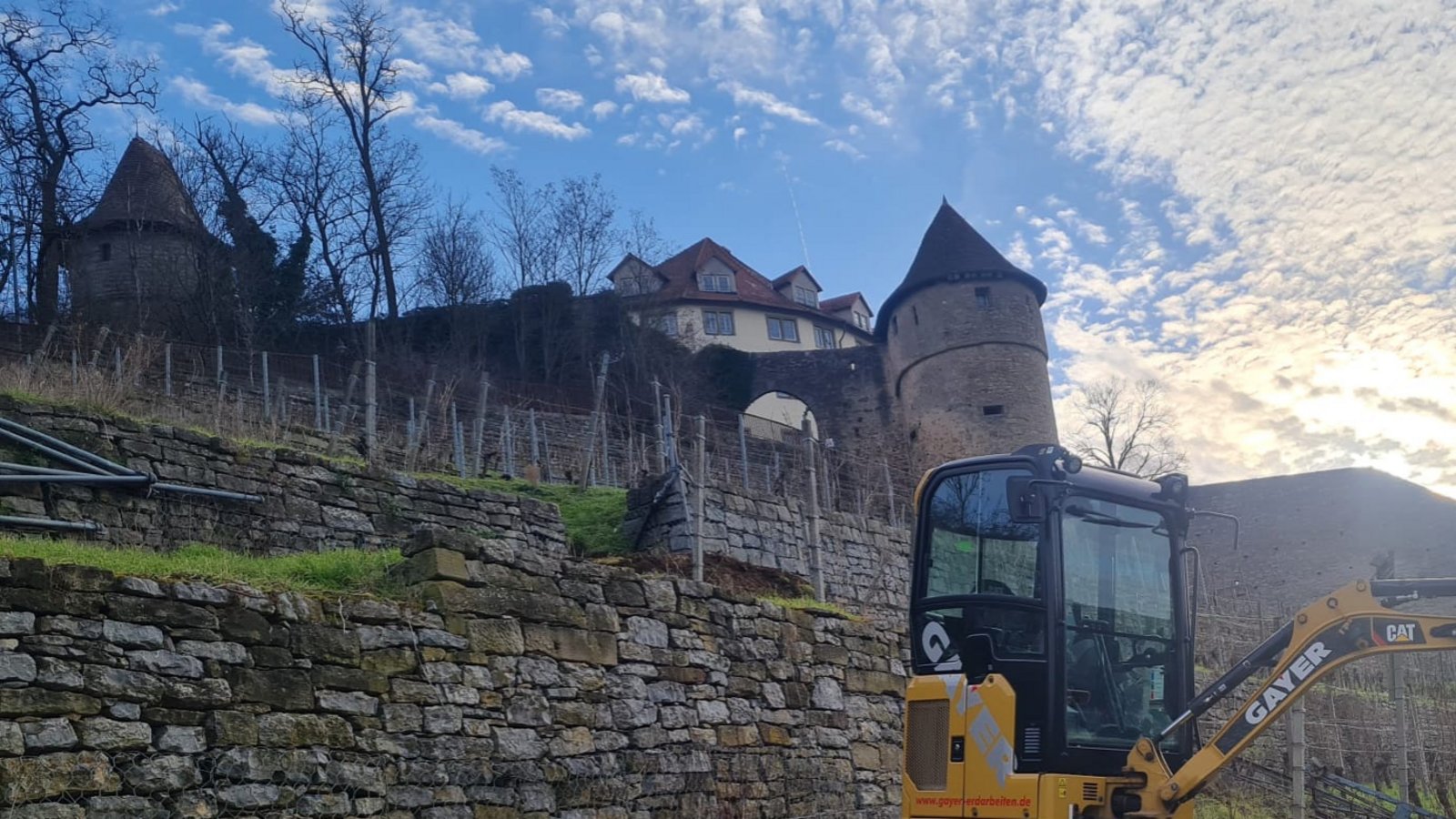 Am Schloss Kaltenstein rücken die Bagger an – zwar noch nicht für die Bauarbeiten zum Hotel, aber in den historischen Weinbergen wird Platz geschaffen für neue Reben. „In diesem Jahr werden wir wieder knapp 25 Ar mit neuen zukunftsfähigen Rebsorten bepflanzen. Dazu mehrere Mandelbäume und Blühstauden am Rand der Weinberge, damit die Weinberge zur Gartenschau wieder in bestem Licht erstrahlen. Naturnah, nachhaltig, zukunftsfähig!“, teilt Christian Kaiser, Geschäftsführer der Lembergerland Kellerei Roßwag, die den Weinberg bewirtschaftet, zu seinem Foto mit.
