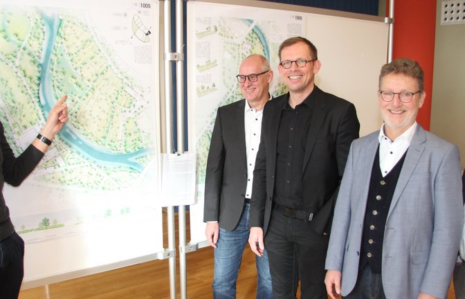 Große Einigkeit hinsichtlich des Siegerentwurfes herrscht beim Preisgerichtsvorsitzenden Frank Lohrberg, Stadtplaner Norbert Geissel, Oberbürgermeister Uwe Skrzypek, Urs Müller-Meßner und Bürgermeister Klaus Reitze (von links).  <span class='image-autor'>Foto: Banholzer</span>