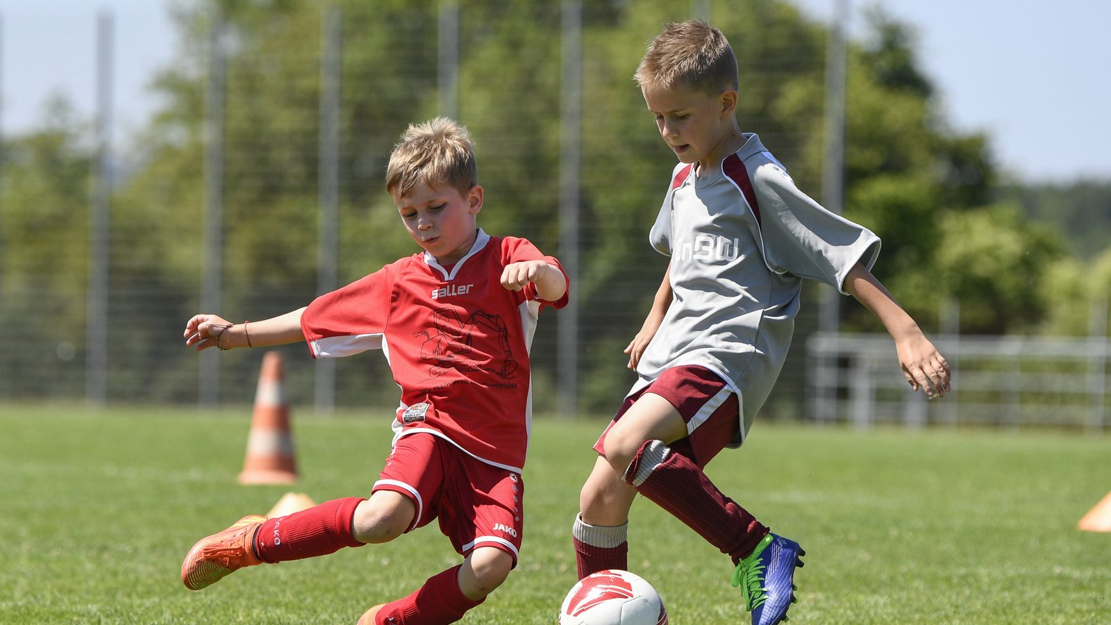 Hier spielt der TSV Großglattbach (graues Trikot) gegen den TV Pflugfelden. Spiel und Spaß stehen beim Turnier im Vordergrund. Foto: Leitner Hier spielt der TSV Großglattbach (graues Trikot) gegen den TV Pflugfelden. Spiel und Spaß stehen beim Turnier im Vordergrund. Foto: Leitner