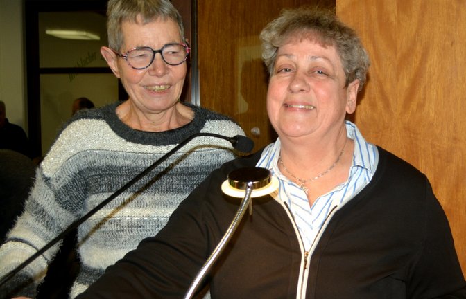 Ein herzlicher Abschied: Christiane Bastian-Engelbert (links) und Marlis Lippik.  <span class='image-autor'>Fotos: Stahlfeld</span>