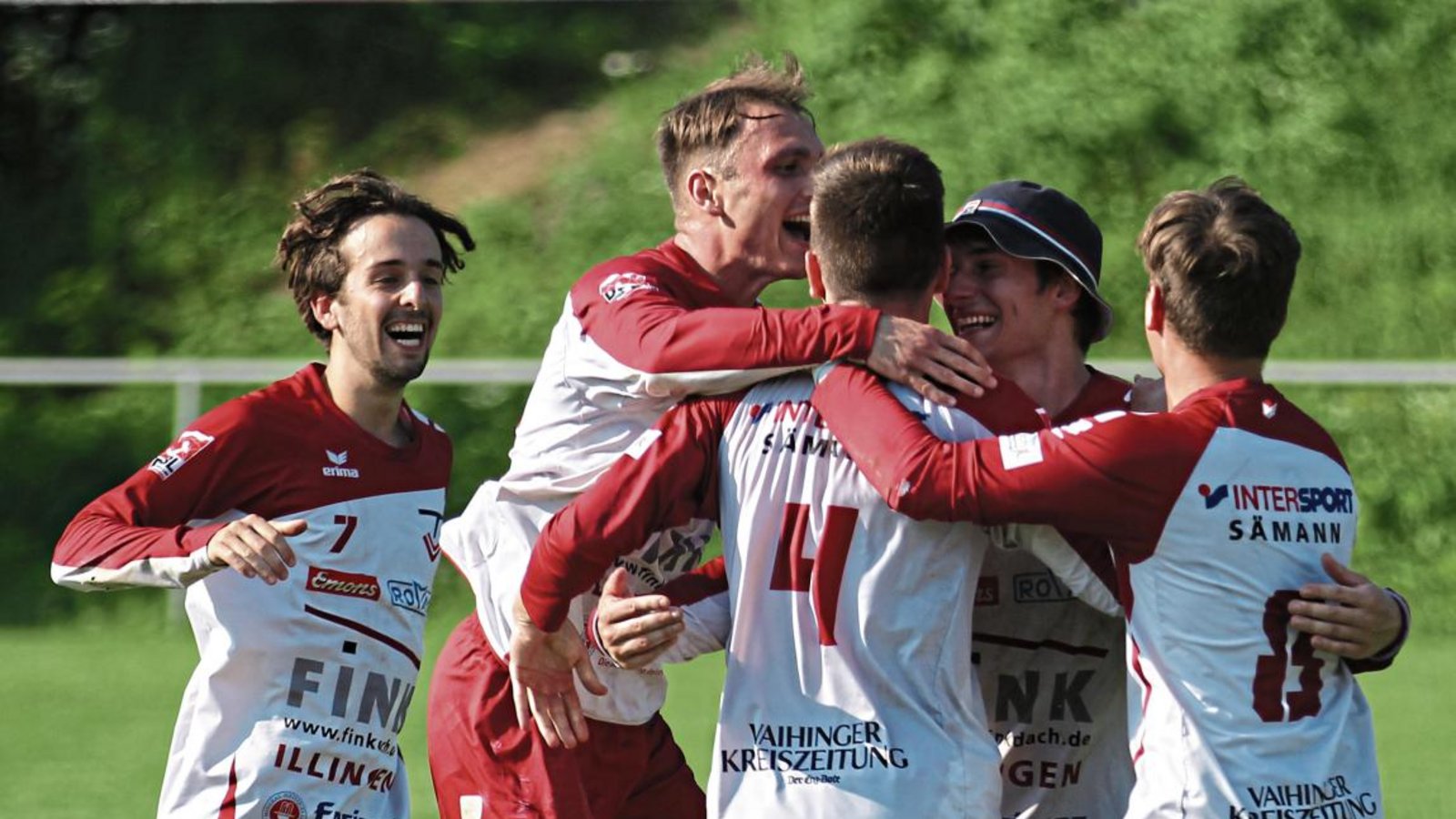 Die Freude nach dem Sieg gegen den TV Stammheim, der die Rückkehr der TVV-Faustballer in die 1. Bundesliga Süd besiegelte, kannte bei (von links) Max Winkler, Jaro Jungclaussen, Johannes Jungclaussen, Jakob Kilpper und Jacob Jungclaussen keine Grenzen. Fotos: Nachreiner Die Freude nach dem Sieg gegen den TV Stammheim, der die Rückkehr der TVV-Faustballer in die 1. Bundesliga Süd besiegelte, kannte bei (von links) Max Winkler, Jaro Jungclaussen, Johannes Jungclaussen, Jakob Kilpper und Jacob Jungclaussen keine Grenzen. Fotos: Nachreiner