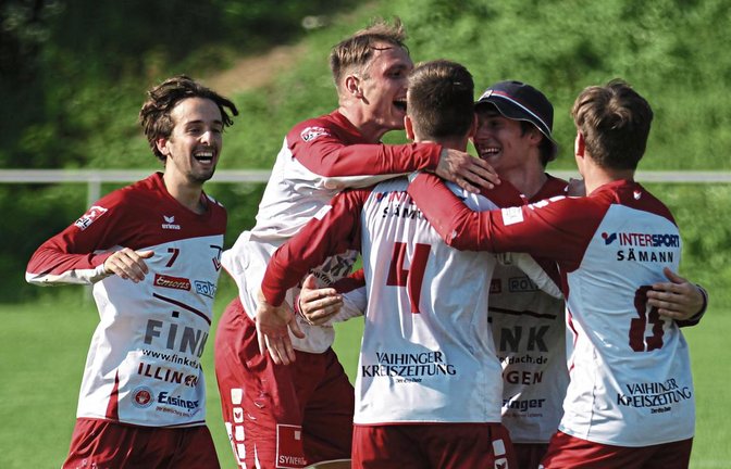 Die Freude nach dem Sieg gegen den TV Stammheim, der die Rückkehr der TVV-Faustballer in die 1. Bundesliga Süd besiegelte, kannte bei (von links) Max Winkler, Jaro Jungclaussen, Johannes Jungclaussen, Jakob Kilpper und Jacob Jungclaussen keine Grenzen. Fotos: Nachreiner