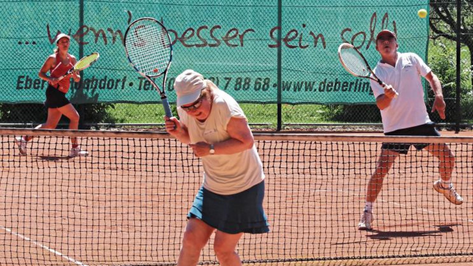 Ulrich Werr vom TSV Hochdorf (rechts) setzt zum Volley an, während Claudia Witt von den TFR Nussdorf (links) zur Absicherung hinter ihn läuft. Foto: Nachreiner