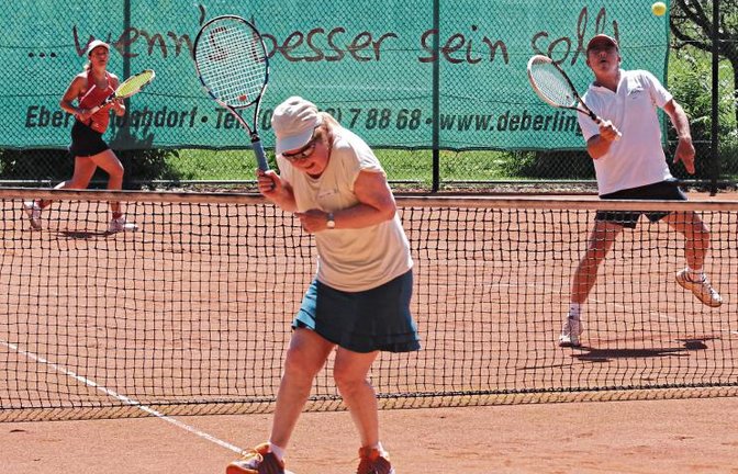 Ulrich Werr vom TSV Hochdorf (rechts) setzt zum Volley an, während Claudia Witt von den TFR Nussdorf (links) zur Absicherung hinter ihn läuft. Foto: Nachreiner