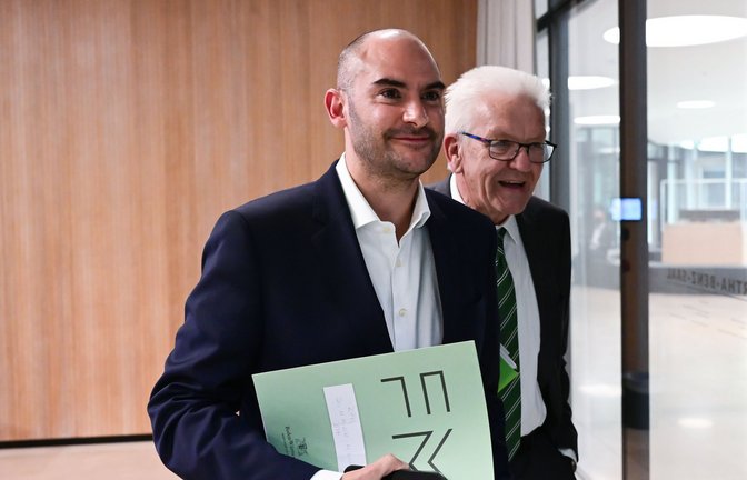 Finanzminister Danyal Bayaz mit  Ministerpräsident Winfried Kretschmann<span class='image-autor'>Foto: dpa/Bernd Weißbrod</span>
