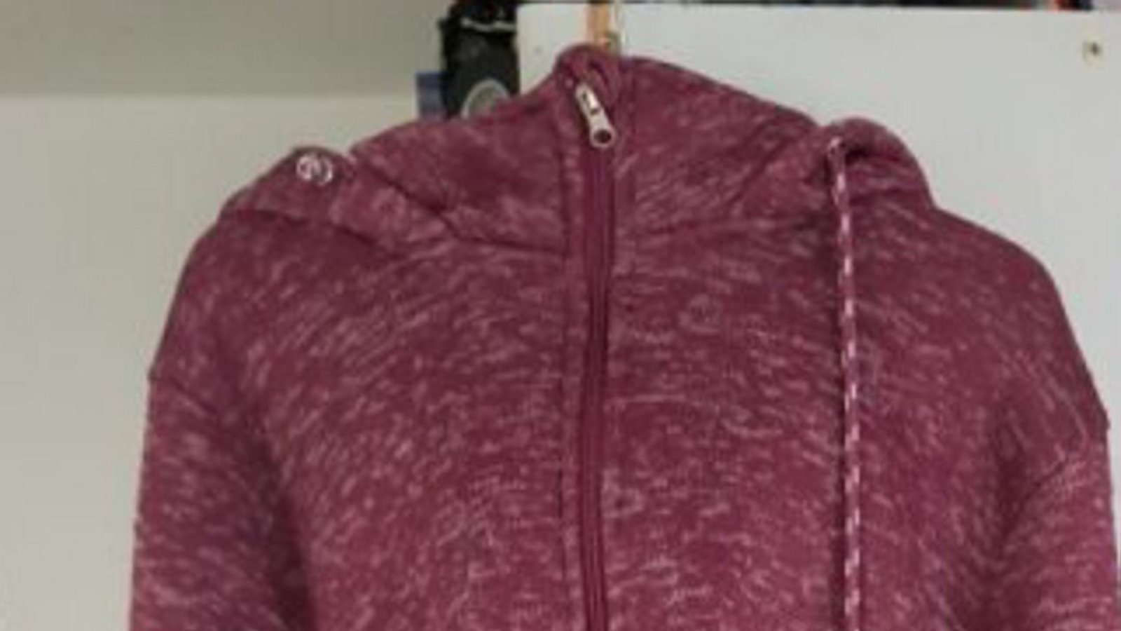 Möglicherweise ist sie mit dieser weinroten Jacke bekleidet.Foto: Polizei Aalen Möglicherweise ist sie mit dieser weinroten Jacke bekleidet.Foto: Polizei Aalen