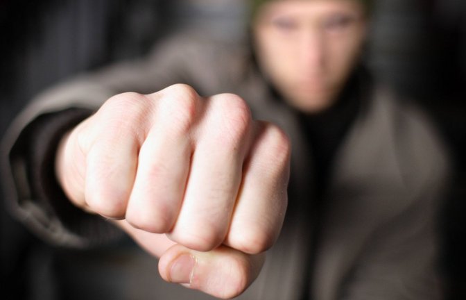 Nicht nur mit Worten, sondern auch mit Fäusten setzten sich zwei Gruppen im Ostalbkreis auseinander.<span class='image-autor'>Foto: imago//Liesa Johannssen</span>