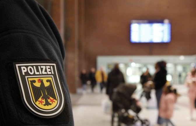Als Beamte der Bundespolizei einen Verdächtigen kontrollieren wollen, leistet dieser Widerstand. (Symbolbild)<span class='image-autor'>Foto: IMAGO/Funke Foto Services/KerstinxB</span>
