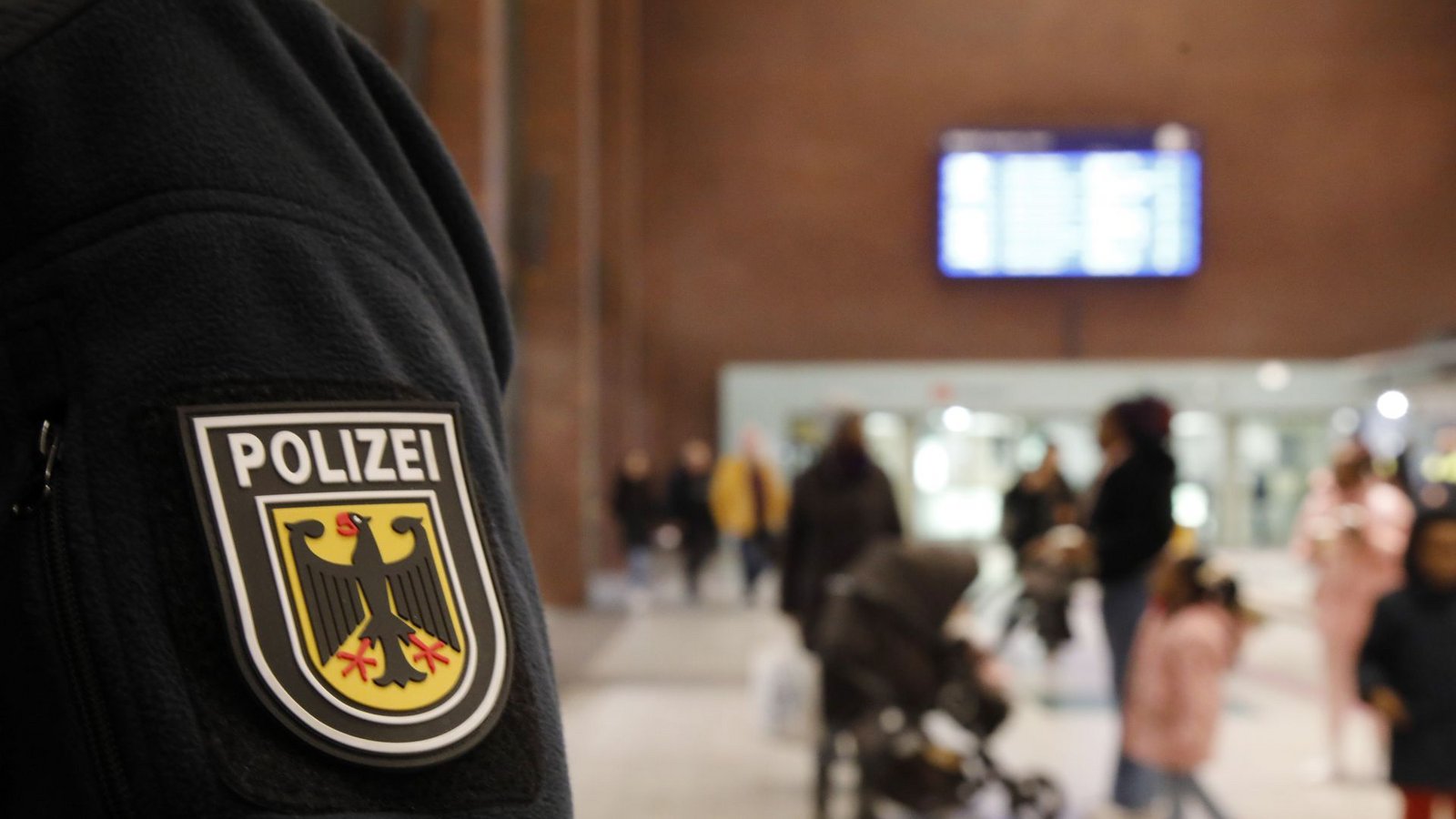 Als Beamte der Bundespolizei einen Verdächtigen kontrollieren wollen, leistet dieser Widerstand. (Symbolbild)Foto: IMAGO/Funke Foto Services/KerstinxB Als Beamte der Bundespolizei einen Verdächtigen kontrollieren wollen, leistet dieser Widerstand. (Symbolbild)Foto: IMAGO/Funke Foto Services/KerstinxB