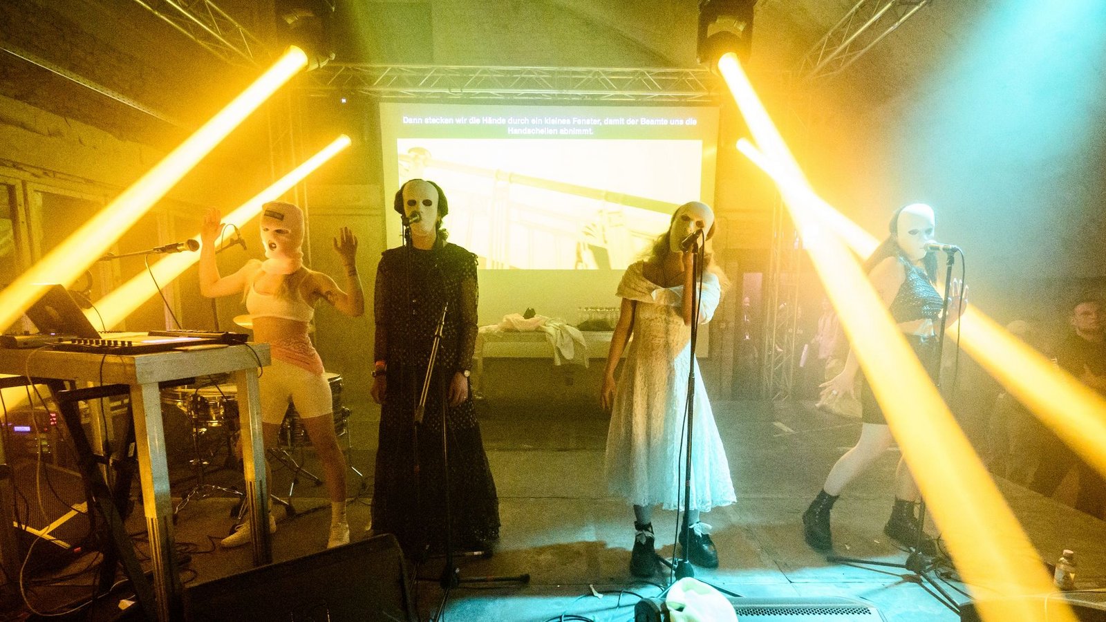 Die kremlkritische und feministische Band Pussy Riot gibt ein Konzert im Funkhaus Berlin. Die 33-Jährige Maria Aljochina (3.v.r.) ist erst vor kurzem aus Russland geflohen.Foto: Bernd von Jutrczenka/dpa