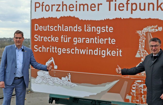 FDP-Landtagsabgeordneten Erik Schweickert (links) und Ralf Ziegler, Mitarbeiter des Stadtmarketings Pforzheim, präsentieren das Schild.<span class='image-autor'>Foto: Stadtmarketing Pforzheim</span>