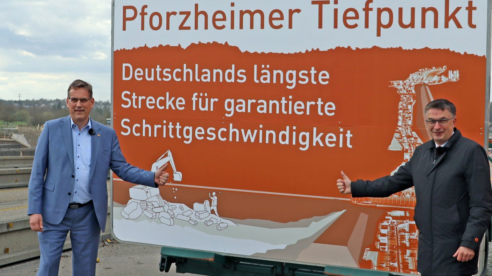 FDP-Landtagsabgeordneten Erik Schweickert (links) und Ralf Ziegler, Mitarbeiter des Stadtmarketings Pforzheim, präsentieren das Schild.Foto: Stadtmarketing Pforzheim