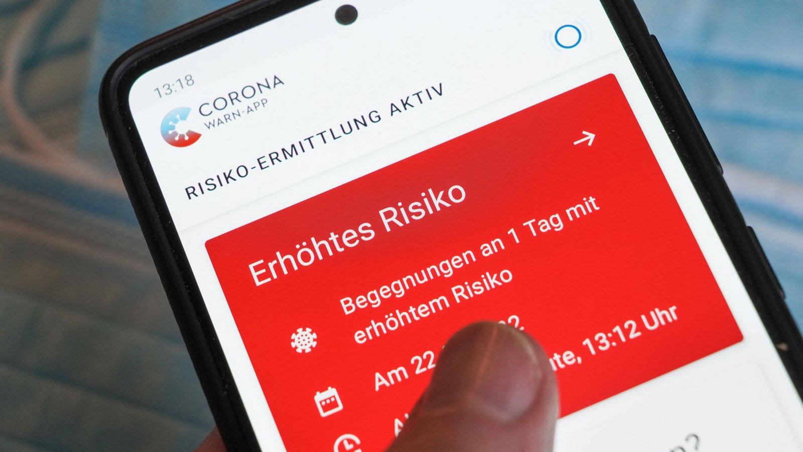 Mit der Corona-Warn-App konnte, anhand Kontaktverfolgung, das Infektionsrisiko eingeschätzt werdenFoto: imago images/Friedrich Stark/Friedrich Stark via www.imago-images.de Mit der Corona-Warn-App konnte, anhand Kontaktverfolgung, das Infektionsrisiko eingeschätzt werdenFoto: imago images/Friedrich Stark/Friedrich Stark via www.imago-images.de