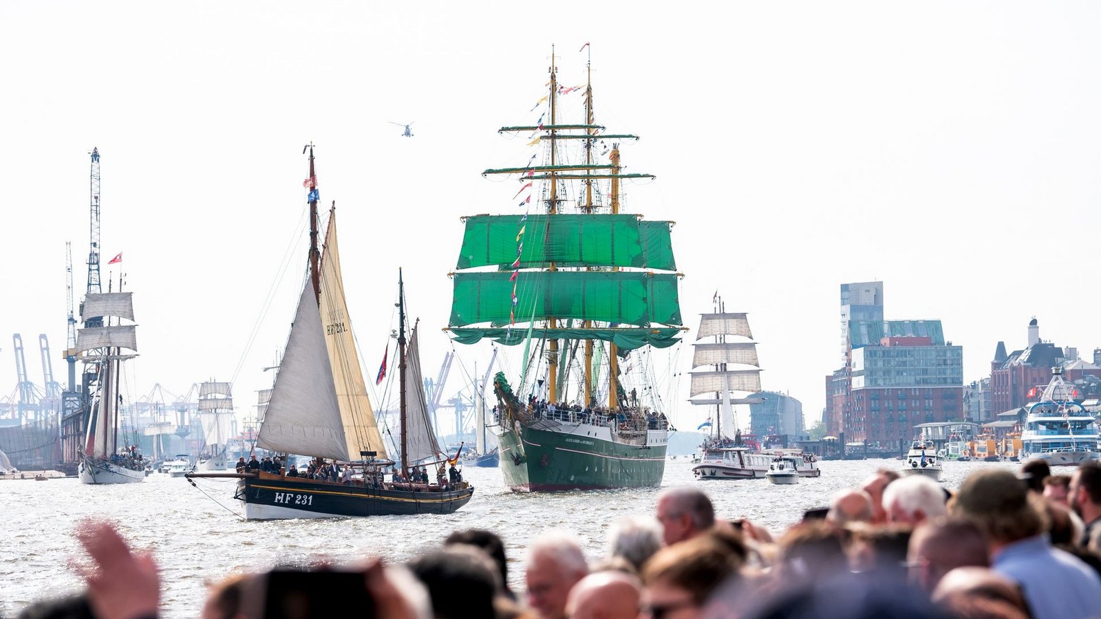 Der Hamburger Hafen feiert 835. Geburtstag.Foto: Daniel Bockwoldt/dpa
