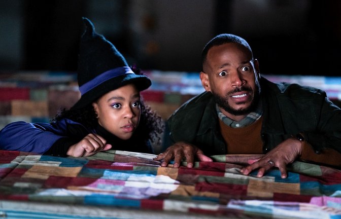 Priah Ferguson (l.) als Sydney und Marlon Wayans als Howard in "The Curse of Bridge Hollow"<span class='image-autor'>Foto: Frank Masi/Netflix © 2022</span>