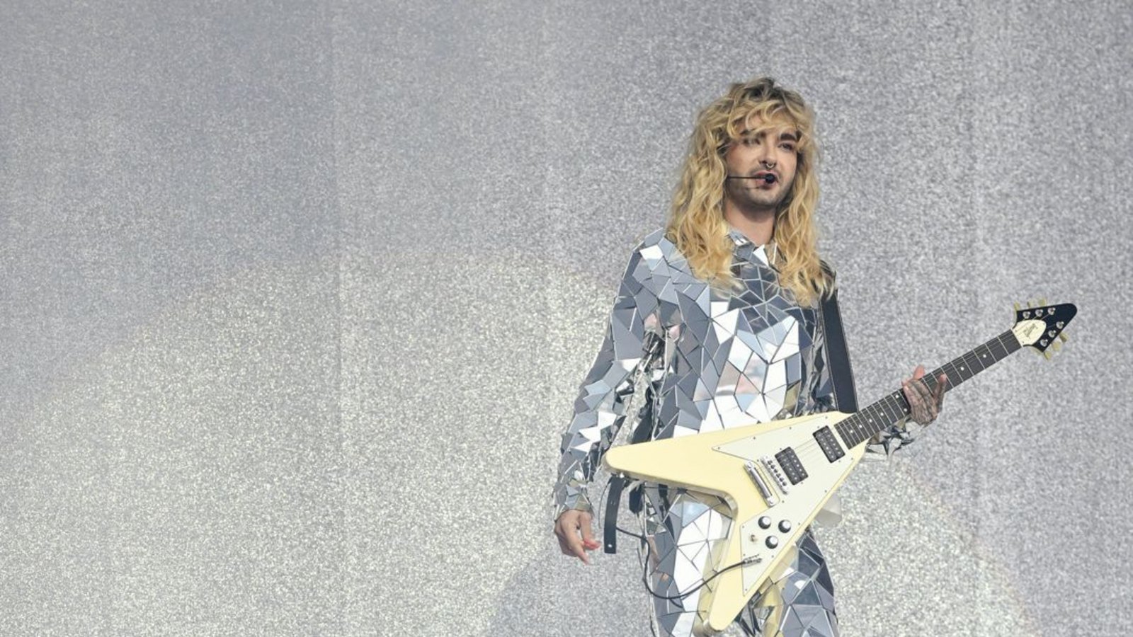 Zu Beginn schwebte Bill Kaulitz im einteiligen Spiegel-Outfit über seinem Bruder und dem Rest der Band.Foto: dpa/Uwe Anspach Zu Beginn schwebte Bill Kaulitz im einteiligen Spiegel-Outfit über seinem Bruder und dem Rest der Band.Foto: dpa/Uwe Anspach