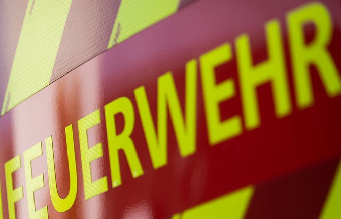 Die Feuerwehr verhinderte einen Dachstuhlbrand und löschte das Feuer (Symbolbild).<span class='image-autor'>Foto: dpa/Marijan Murat</span>