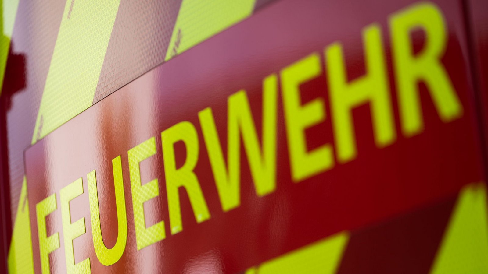 Die Feuerwehr verhinderte einen Dachstuhlbrand und löschte das Feuer (Symbolbild).Foto: dpa/Marijan Murat Die Feuerwehr verhinderte einen Dachstuhlbrand und löschte das Feuer (Symbolbild).Foto: dpa/Marijan Murat