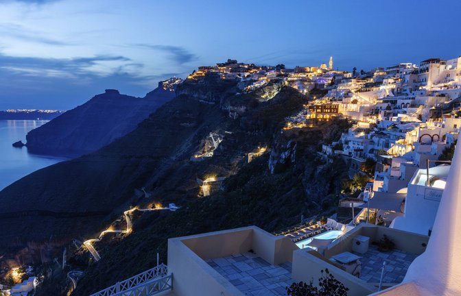 Santorini liegt im östlichen Mittelmeer und ist Teil des Hellenischen Vulkanbogens, einer geologisch hoch aktiven Zone. Die Inselgruppe Santorini bildet den Rand einer vulkanischen Caldera, entstanden durch eine gewaltigen Vulkaneruption vor rund 3600 Jahren.<span class='image-autor'>Foto: Imago/Imagebroker</span>