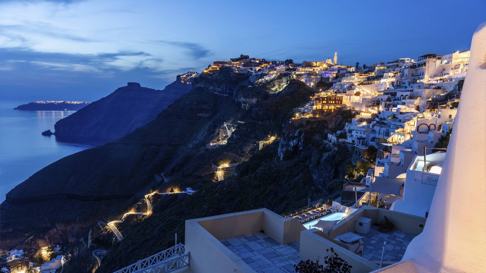 Santorini liegt im östlichen Mittelmeer und ist Teil des Hellenischen Vulkanbogens, einer geologisch hoch aktiven Zone. Die Inselgruppe Santorini bildet den Rand einer vulkanischen Caldera, entstanden durch eine gewaltigen Vulkaneruption vor rund 3600 Jahren.Foto: Imago/Imagebroker Santorini liegt im östlichen Mittelmeer und ist Teil des Hellenischen Vulkanbogens, einer geologisch hoch aktiven Zone. Die Inselgruppe Santorini bildet den Rand einer vulkanischen Caldera, entstanden durch eine gewaltigen Vulkaneruption vor rund 3600 Jahren.Foto: Imago/Imagebroker