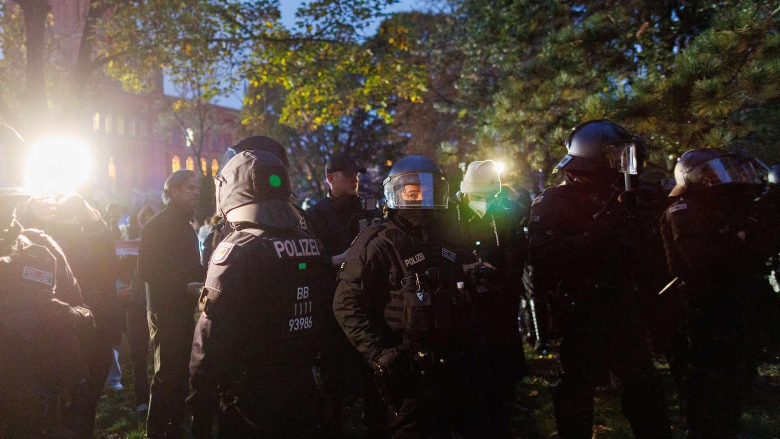 Polizisten stehen bei einer Kundgebung gegen Israel.Foto: Carsten Koall/dpa Polizisten stehen bei einer Kundgebung gegen Israel.Foto: Carsten Koall/dpa