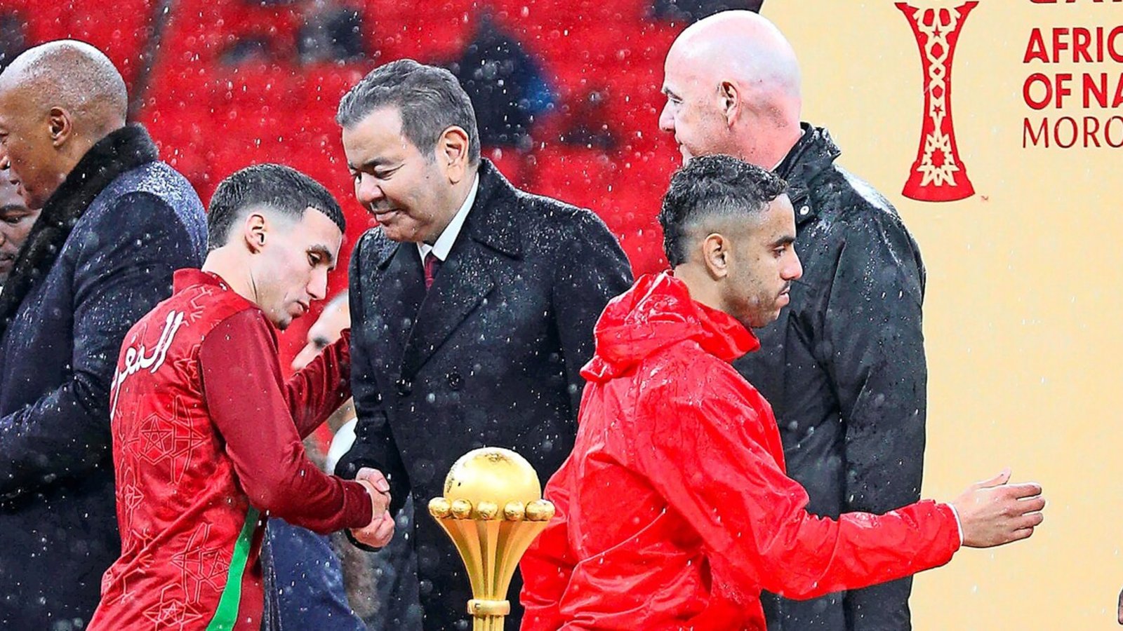 Bittere Pille: Der unterlegene VfB-Profi Bilal El Khannouss (li.) muss vor der Siegerehrung am Siegerpokal vorbei.Foto: /Steinsiek.ch
