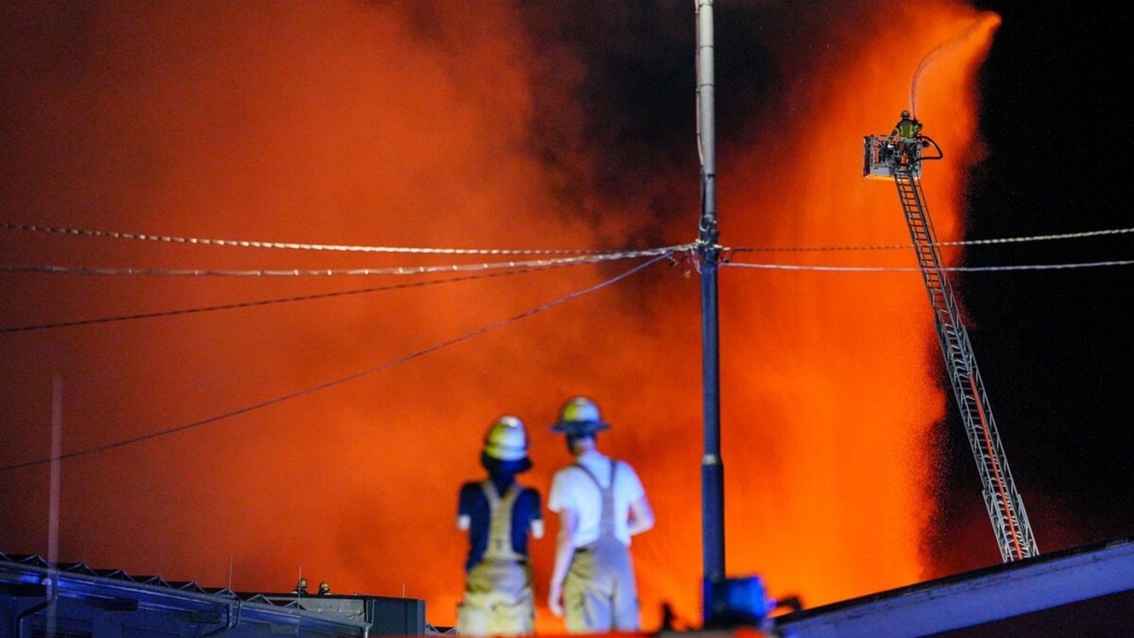 Der Großbrand auf dem Stuttgarter Großmarkt hat einen hohen Schaden hinterlassen. Hätte er früher und besser bekämpft werden können?Foto: dpa/Enrique Kaczor Der Großbrand auf dem Stuttgarter Großmarkt hat einen hohen Schaden hinterlassen. Hätte er früher und besser bekämpft werden können?Foto: dpa/Enrique Kaczor