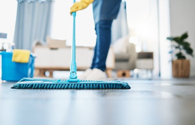 Erfahren Sie, wie oft Sie Böden wischen sollten. Darauf kommt es für den idealen Rhythmus an. Jetzt weiterlesen.<span class='image-autor'>Foto: PeopleImages.com - Yuri A</span>