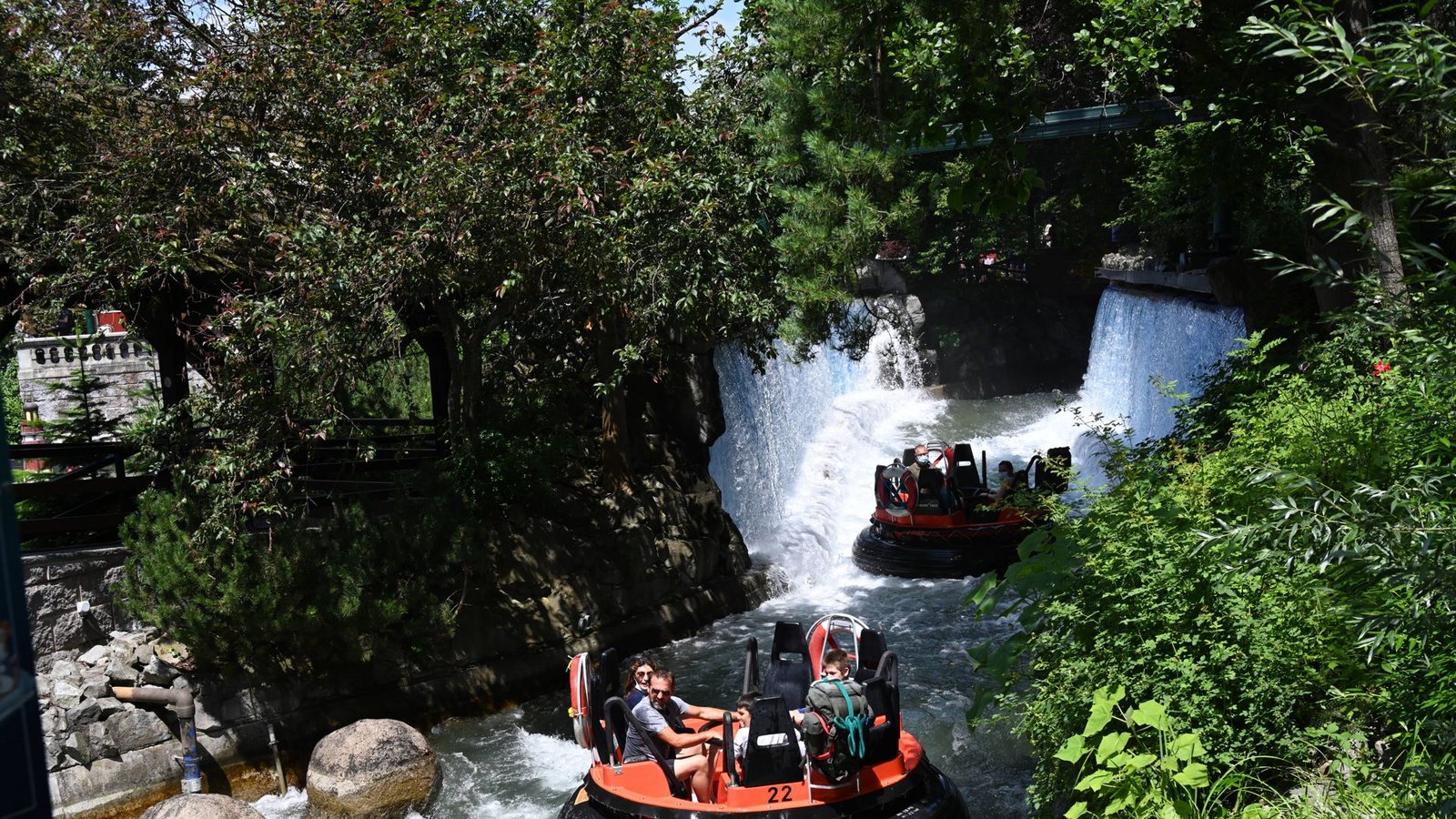 Der Sommer lockt die Besucher ins Nasse. Das „Fjord Rafting“ war eine der beliebtesten Attraktionen im Jahr 2023. Dieses Fahrgeschäft besteht aus einem Wildbach, der durch die Themenwelt Skandinaviens verläuft.Foto: imago images/Petra Schneider/Petra Schneider-Schmelzer via www.imago-images.de Der Sommer lockt die Besucher ins Nasse. Das „Fjord Rafting“ war eine der beliebtesten Attraktionen im Jahr 2023. Dieses Fahrgeschäft besteht aus einem Wildbach, der durch die Themenwelt Skandinaviens verläuft.Foto: imago images/Petra Schneider/Petra Schneider-Schmelzer via www.imago-images.de