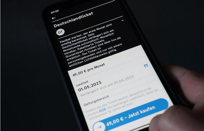 Ein Mann tippt auf seinem Smartphone auf die HVV-Switch-App. Der Vorverkauf für das Deutschlandticket hat in Hamburg begonnen.<span class='image-autor'>Foto: dpa/Marcus Brandt</span>