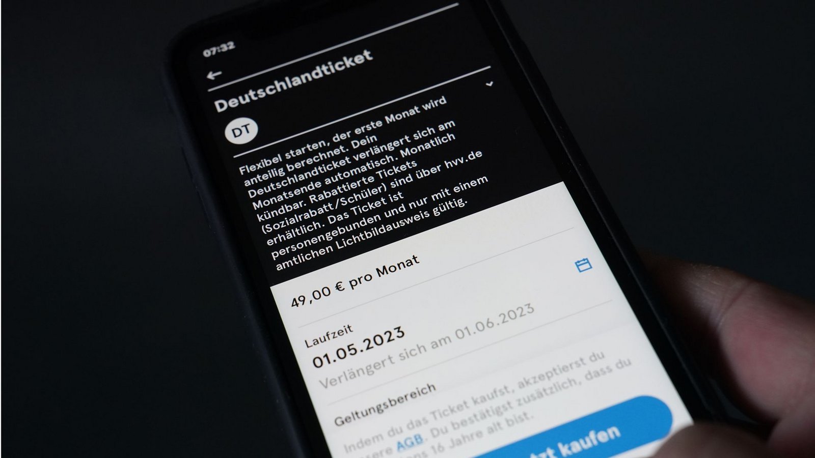 Ein Mann tippt auf seinem Smartphone auf die HVV-Switch-App. Der Vorverkauf für das Deutschlandticket hat in Hamburg begonnen.Foto: dpa/Marcus Brandt Ein Mann tippt auf seinem Smartphone auf die HVV-Switch-App. Der Vorverkauf für das Deutschlandticket hat in Hamburg begonnen.Foto: dpa/Marcus Brandt