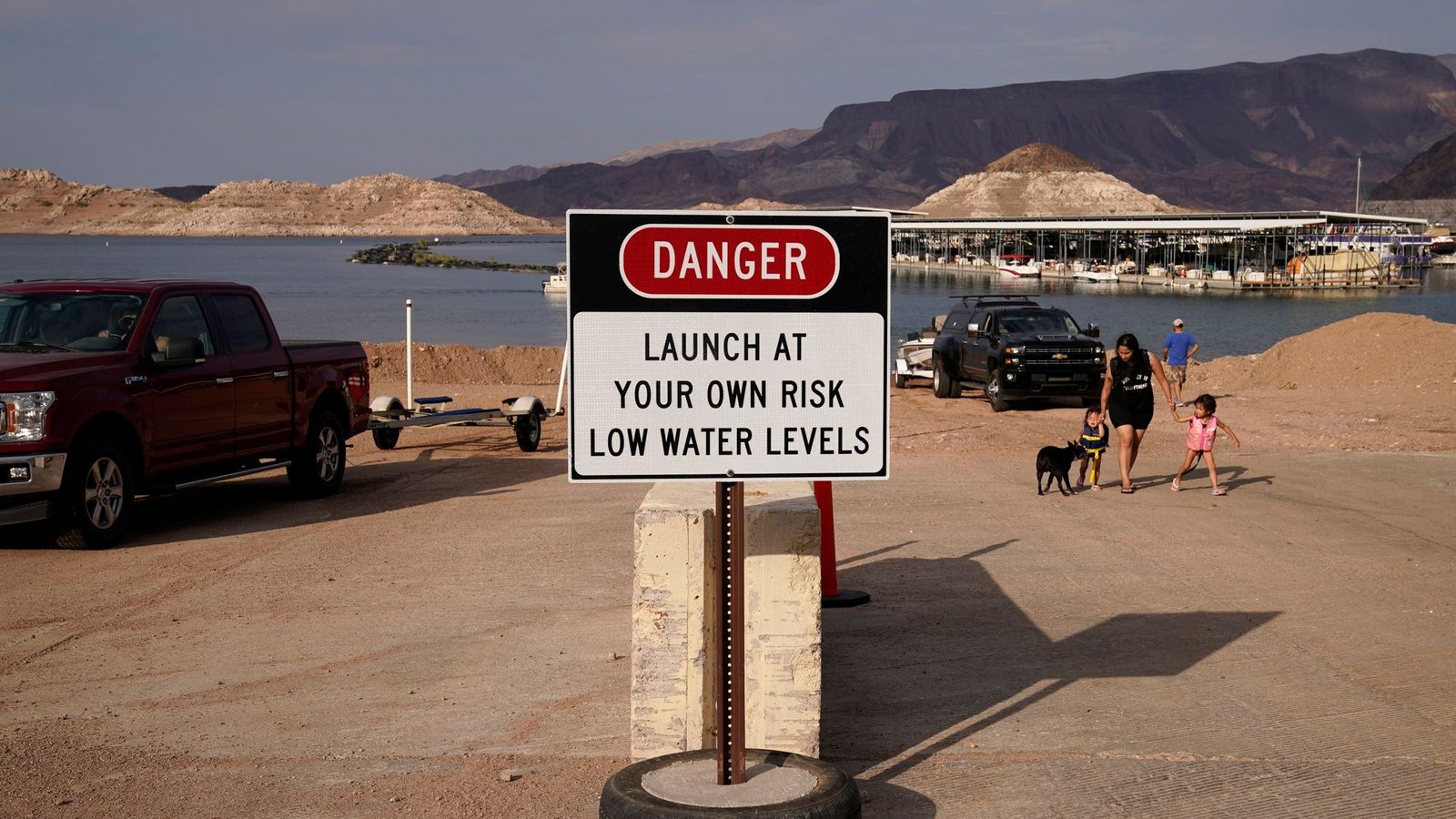 Ein Schild warnt vor niedrigen Wasserständen an einer Bootsrampe am Lake Mead nahe der US-Metropole Las Vegas.Foto: John Locher/AP/dpa