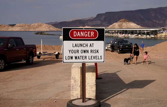 Ein Schild warnt vor niedrigen Wasserständen an einer Bootsrampe am Lake Mead nahe der US-Metropole Las Vegas.<span class='image-autor'>Foto: John Locher/AP/dpa</span>