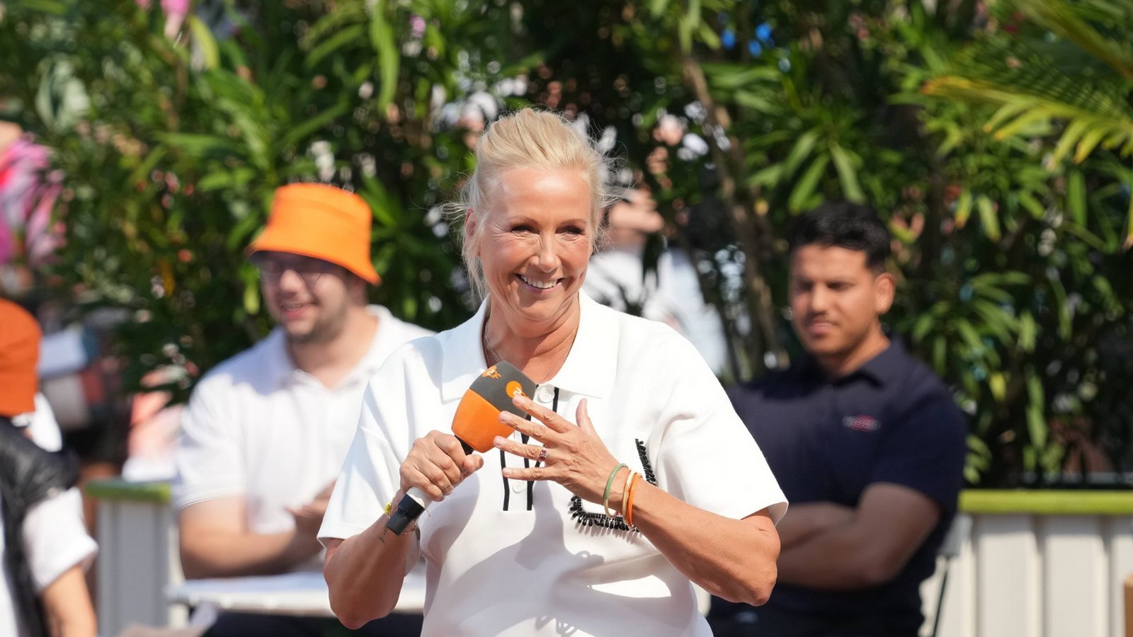 Moderatorin Andrea "Kiwi" Kiewel begrüßt Stars wie die Amigos, Bernhard Brink und viele mehr.Foto: IMAGO / BOBO Moderatorin Andrea "Kiwi" Kiewel begrüßt Stars wie die Amigos, Bernhard Brink und viele mehr.Foto: IMAGO / BOBO