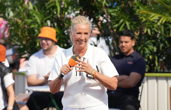 Moderatorin Andrea "Kiwi" Kiewel begrüßt Stars wie die Amigos, Bernhard Brink und viele mehr.<span class='image-autor'>Foto: IMAGO / BOBO</span>