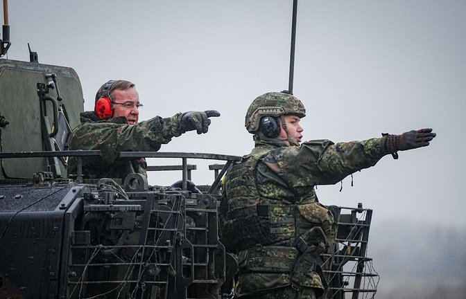 Wo geht’s lang zur Fähigkeit, Land und Bündnis zu schützen? Verteidigungsminister Boris Pistorius (links) und ein  Soldat der Bundeswehr.<span class='image-autor'>Foto: dpa/Kay Nietfeld</span>