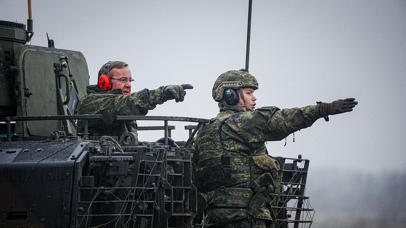 Wo geht’s lang zur Fähigkeit, Land und Bündnis zu schützen? Verteidigungsminister Boris Pistorius (links) und ein Soldat der Bundeswehr.Foto: dpa/Kay Nietfeld Wo geht’s lang zur Fähigkeit, Land und Bündnis zu schützen? Verteidigungsminister Boris Pistorius (links) und ein Soldat der Bundeswehr.Foto: dpa/Kay Nietfeld