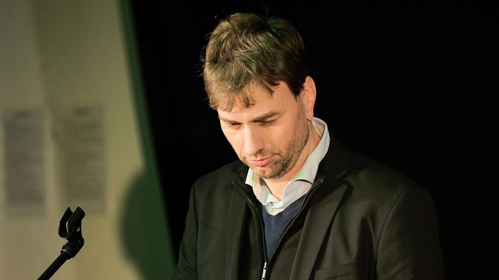 Schwerer dürfte da der Fall um den Grünen-Bundestagsabgeordneten Stefan Gelbhaar wiegen, zumal die Grünen bei Wählern sowohl damit punkten als auch anecken, als moralisch besonders ambitioniert zu gelten. Dem Berliner Politiker Gelbhaar wurde nach allem, was bekannt ist, übel mitgespielt. Anonyme Anschuldigungen distanzlosen Verhaltens gegenüber Frauen kosteten ihn die Chance, sein Mandat zu verteidigen. Sie stellten sich als höchstwahrscheinlich haltlos heraus. Schlimmer machte die Sache nur noch, dass es auch Stimmen bei den Grünen gab, die die bei Gerichten übliche Unschuldsvermutung bei parteiinternen Untersuchungen nicht als Maßstab angelegt sehen wollen.Foto: dpa/Annette Riedl