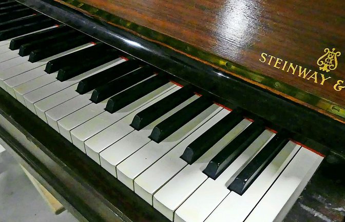 Das Steinway-Piano wechselt für 7000 Euro den Besitzer.<span class='image-autor'>Foto: restlos.com/SWR</span>