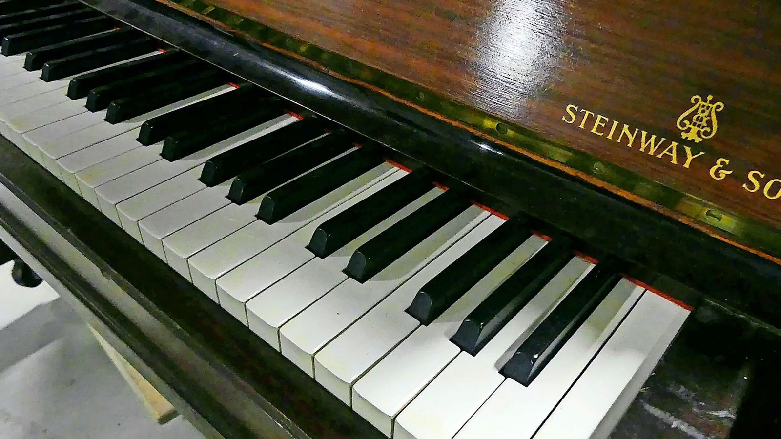 Das Steinway-Piano wechselt für 7000 Euro den Besitzer.Foto: restlos.com/SWR Das Steinway-Piano wechselt für 7000 Euro den Besitzer.Foto: restlos.com/SWR