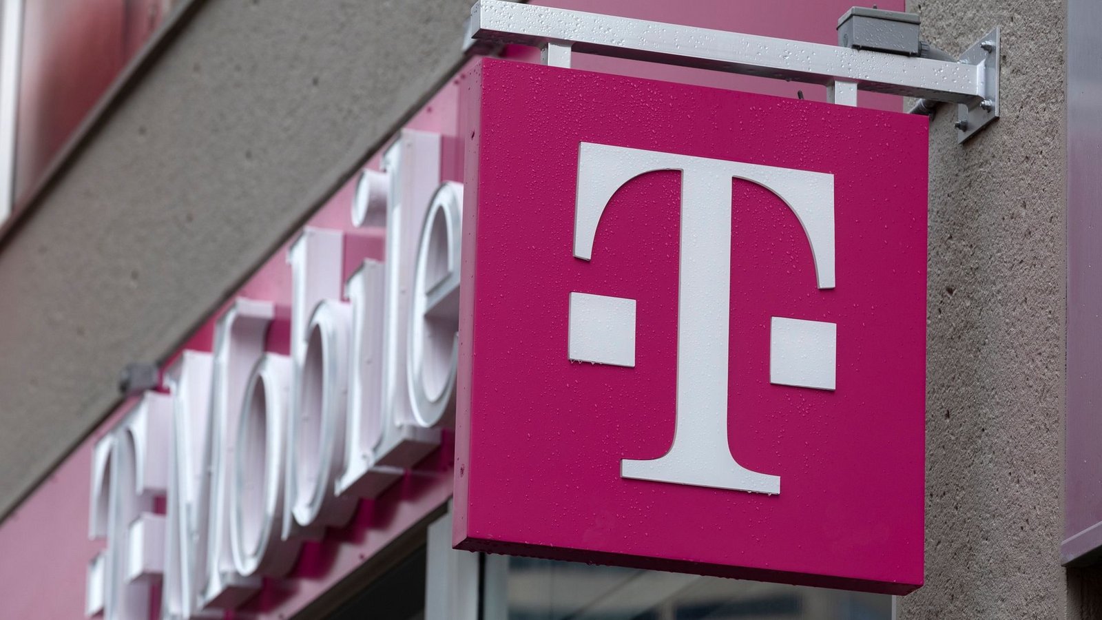 Die Deutsche Telekom bringt eigene Smartphones nach Deutschland.Foto: Michael Dwyer/AP/dpa