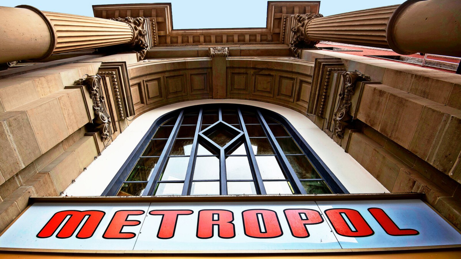 Das Metropol-Kino soll bald in neuem Glanz erstrahlen. Der Tag des offenen Denkmals bietet erste Eindrücke.Das Metropol-Kino soll bald in neuem Glanz erstrahlen. Der Tag des offenen Denkmals bietet erste Eindrücke.Foto: Lichtgut/Leif Piechowski Das Metropol-Kino soll bald in neuem Glanz erstrahlen. Der Tag des offenen Denkmals bietet erste Eindrücke.Das Metropol-Kino soll bald in neuem Glanz erstrahlen. Der Tag des offenen Denkmals bietet erste Eindrücke.Foto: Lichtgut/Leif Piechowski