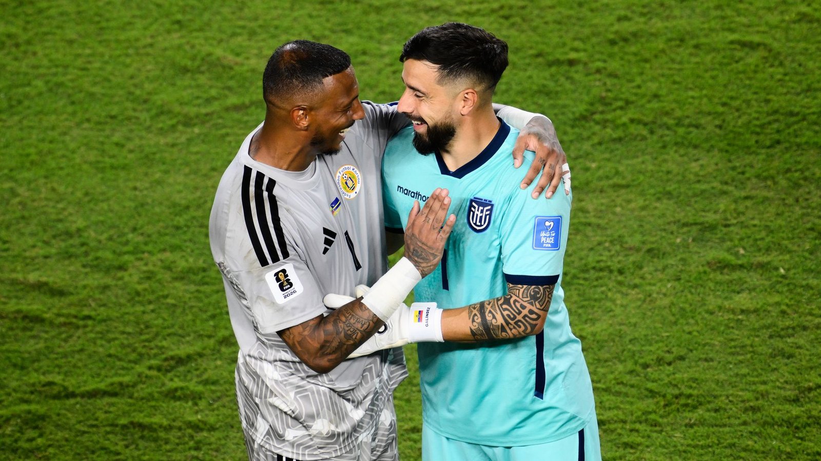 Der Torhüter von Curaçao, Eloy Room (l), und der Torhüter von Ecuador, Hernán Galindez, umarmen sich nach dem WM-Gruppenspiel.Foto: Reed Hoffmann/AP/dpa Der Torhüter von Curaçao, Eloy Room (l), und der Torhüter von Ecuador, Hernán Galindez, umarmen sich nach dem WM-Gruppenspiel.Foto: Reed Hoffmann/AP/dpa